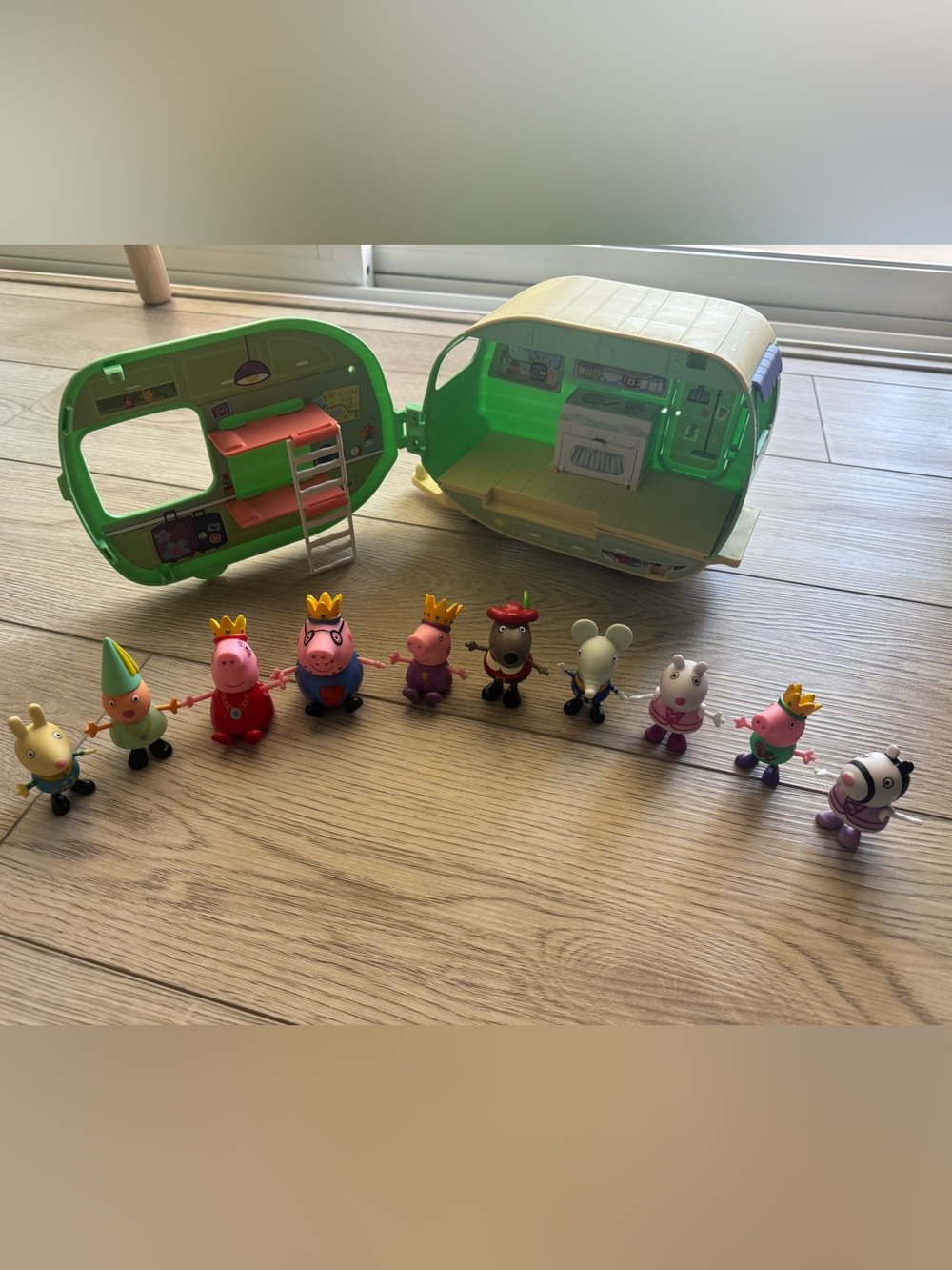 Peppa Pig Royal Court Playset with Green Caravan Bonus